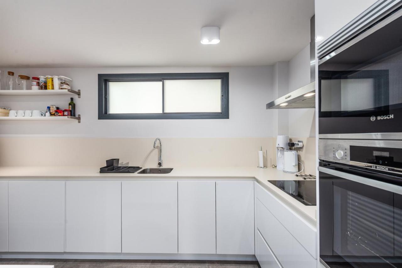 Luxurious Apartment With Sea Views Blue Suites B2-103 Манилва Экстерьер фото