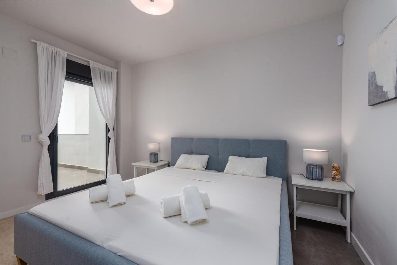 Luxurious Apartment With Sea Views Blue Suites B2-103 Манилва Экстерьер фото