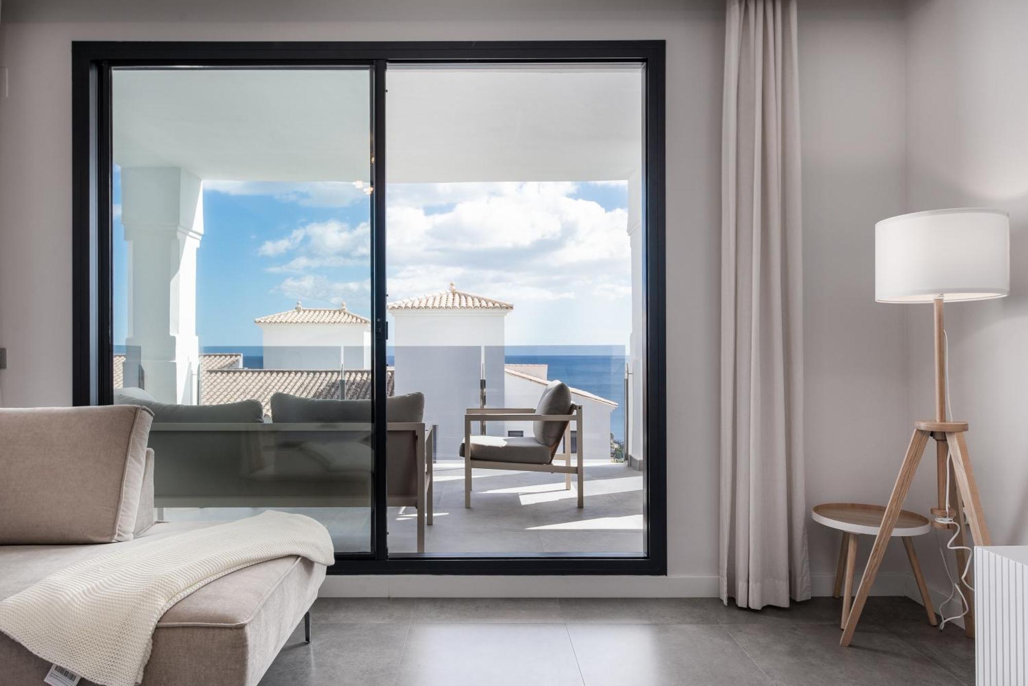 Luxurious Apartment With Sea Views Blue Suites B2-103 Манилва Экстерьер фото